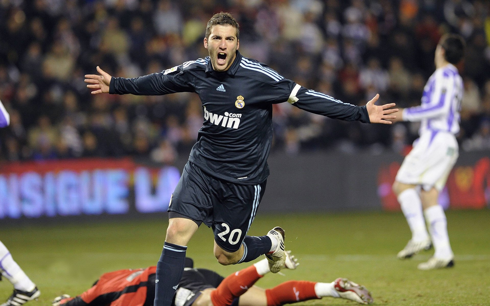 久保建英独造三球闪耀赛场，阿尔及利亚战术完胜轻取日本