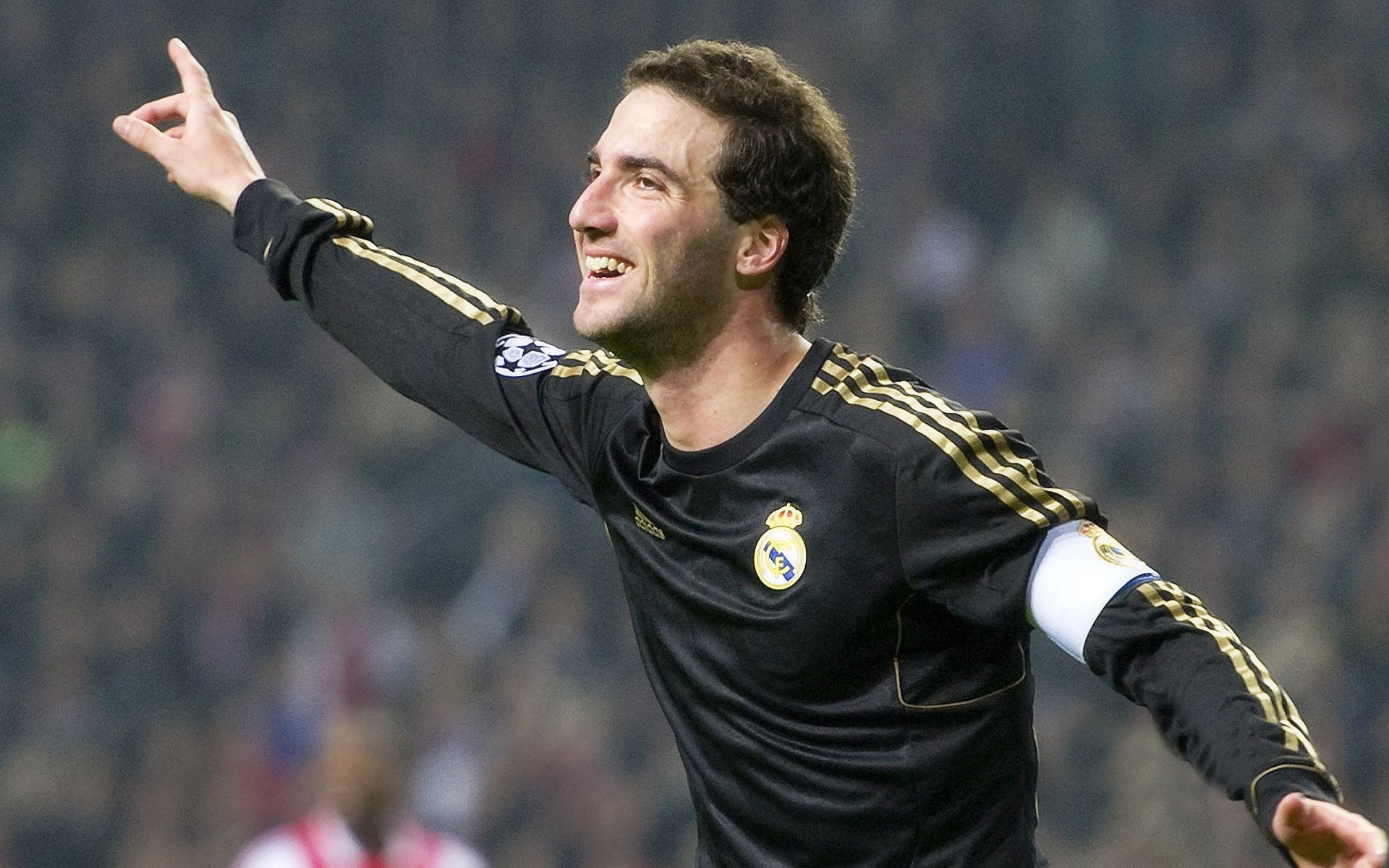 绿茵上的双重奏，当皇马基因遇见桑巴之魂，马丁内利的关键时刻